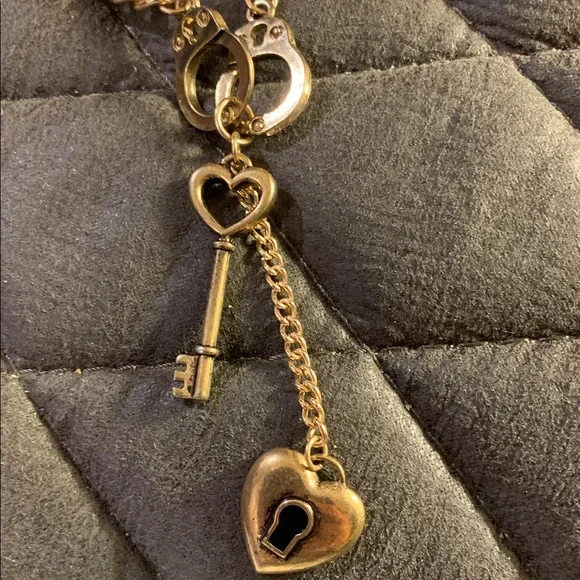 Handcuffs, key and keyhole pendants on 16” gold tone novelty necklace - Picture 2 of 4
